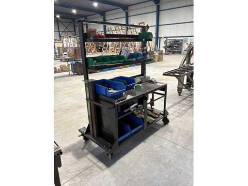 Arbeitstisch auf Rädern mit Inhalt