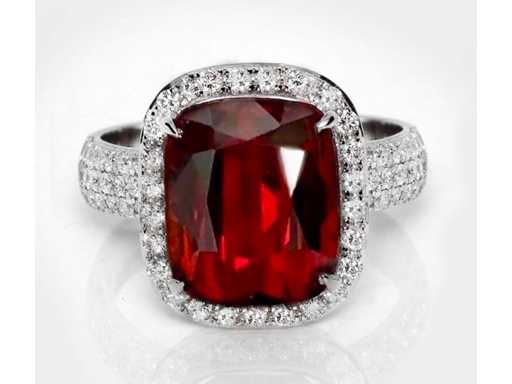 Luxury Ring in High Quality Natural Garnet Vivid Red 7.97 carat