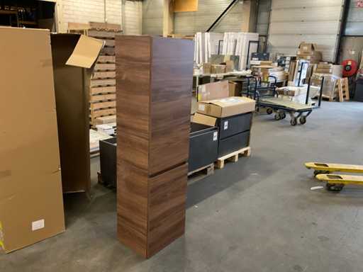 Armadio a colonna con cesto della biancheria