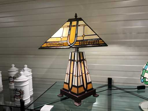 Tiffany Tafellamp met vierkante kap en verlichte vierkante tiffanyvoet