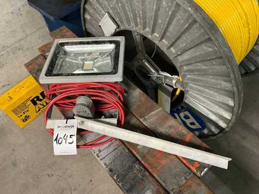 LED spotlight with sensor