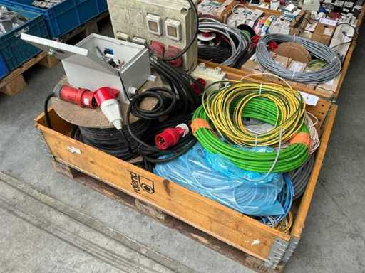 Lotto di vari cavi elettrici