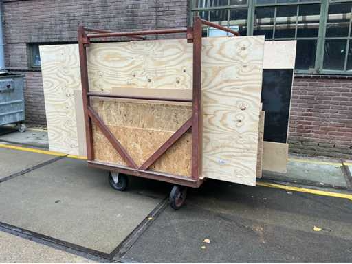 Platenkar met diverse houten platen