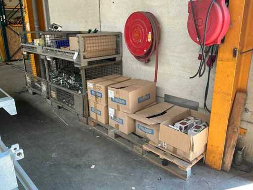 Lotto di parti e accessori per rimorchi