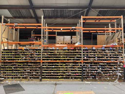 Groot lot profielen en plinten met organisatie systeem