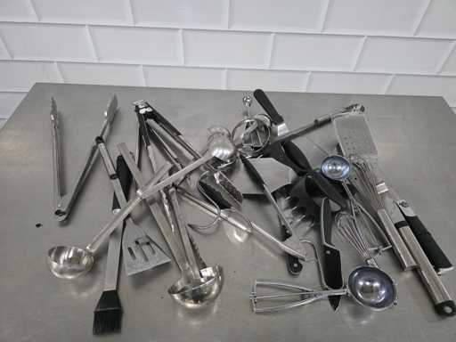 Lot de divers ustensiles de cuisine (en acier inoxydable)