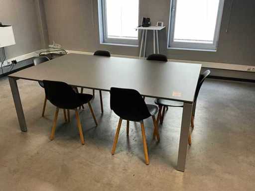 Vergadertafel (op eerste verdiep)