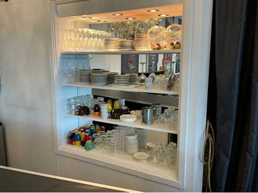 Bicchieri vari e utensili da cucina