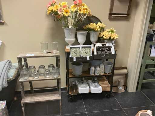 Various presentation racks (2x)