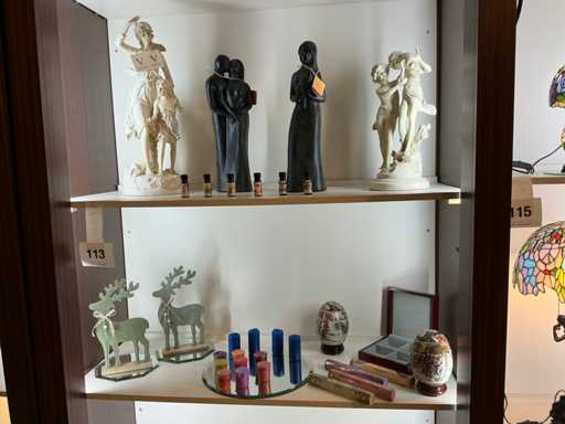 Diverses statues, bougies, parfums, courir d’œufs chinois avec piédestal... 