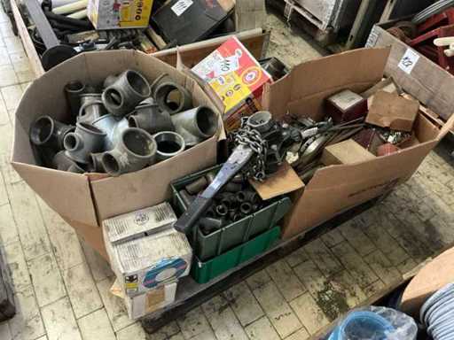 Stock d’accessoires, de pièces détachées et de stocks d’entrepôt