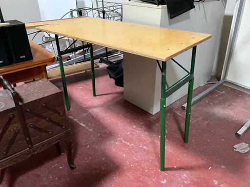 Adjustable work tables (3x)