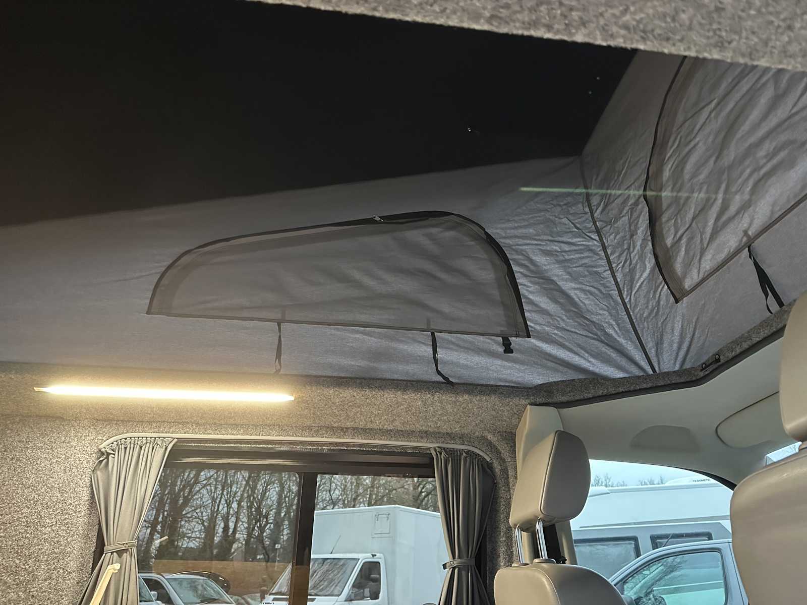 Volkswagen Transporter 7J0 T5 2.0 L1H1 84kW Camper 116pk 2012, HXR-32-F