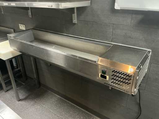 Saladiere met wandbeugels