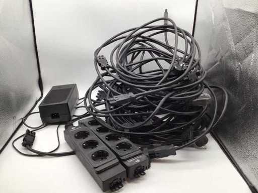 Divers câbles d’alimentation et multiprises pour bureau