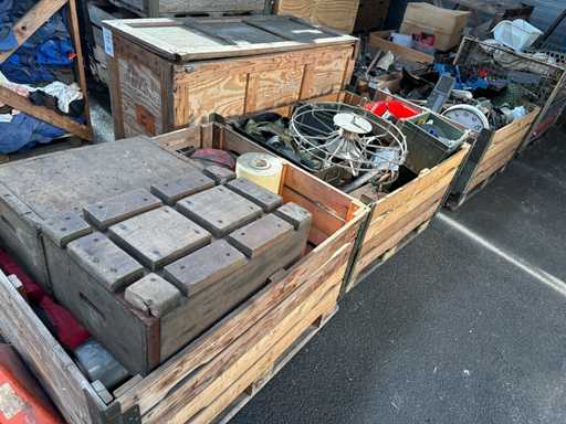 Lot de diverse pe 7 paleti