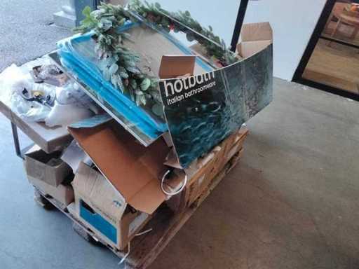 Vollpalette mit verschiedenen Hygieneartikeln