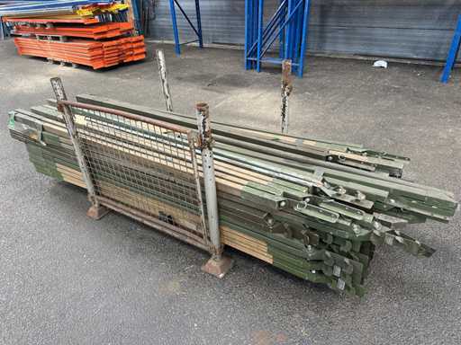 O mul?ime de stâlpi pentru ferme de cort