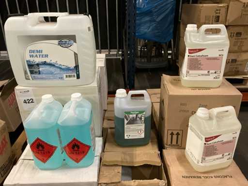 Detersivo e acqua distillata (14x)