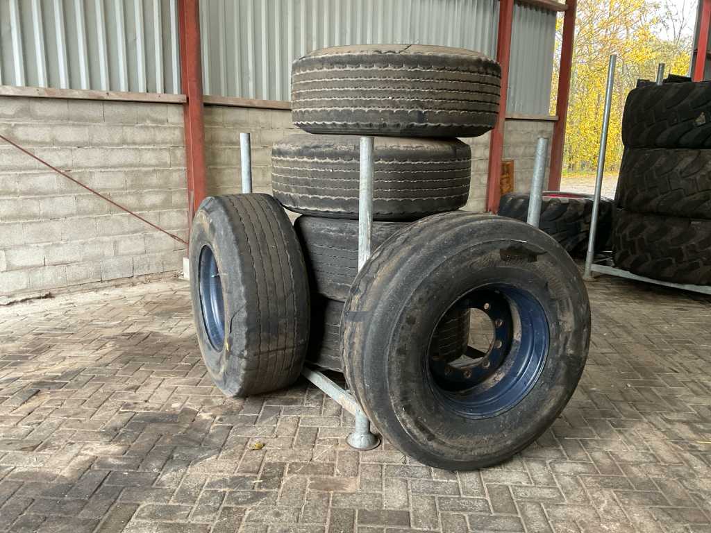 Tire with rim (6x)