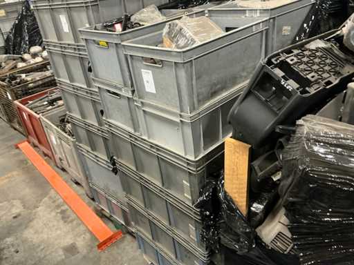 Batch of Mercedes-Benz auto parts