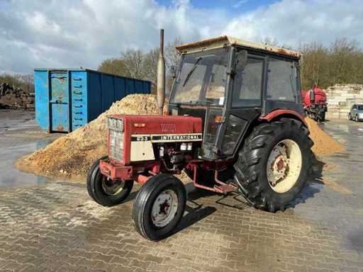 1977 International 633 Two-wheel drive farm tractor