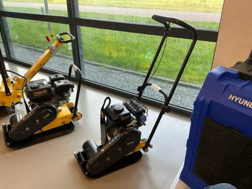 Compacteur de plaques Hyundai CNP50C 2021