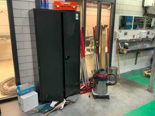 Diversos utensilios y despensas de limpieza