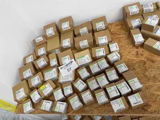 Kisten mit Schrauben und Holzschrauben