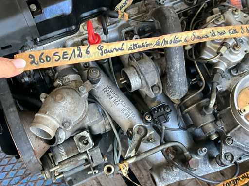 Mercedes-Benz 2 moteurs diesel d’origine – M102 et M103 – 190E / 260SE – Années ±1984–1988 – Complet avec système d’injection