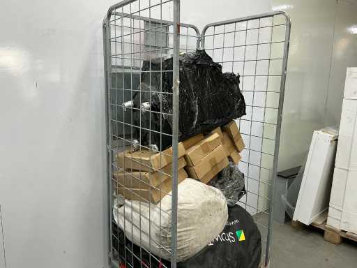 Diverse obiecte de petrecere, inclusiv materiale albe și negre pentru teatru, suporturi pentru difuzoare