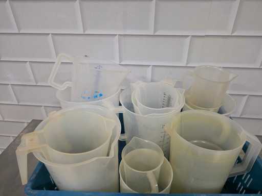 Partij kunststof liter maatbekers