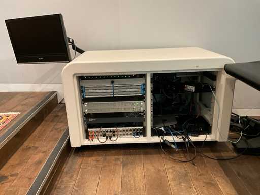 Mobilier de studio avec équipement audio