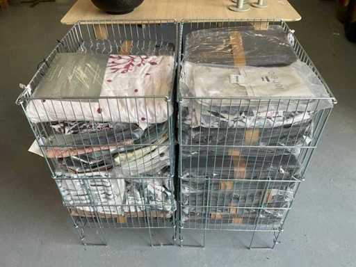 Un lot de lenjerie de pat - aproximativ 35 de bucăți