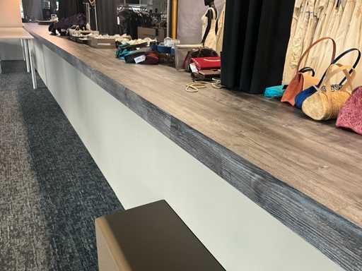 Lange Legbordstelling met houten bovenblad als toog