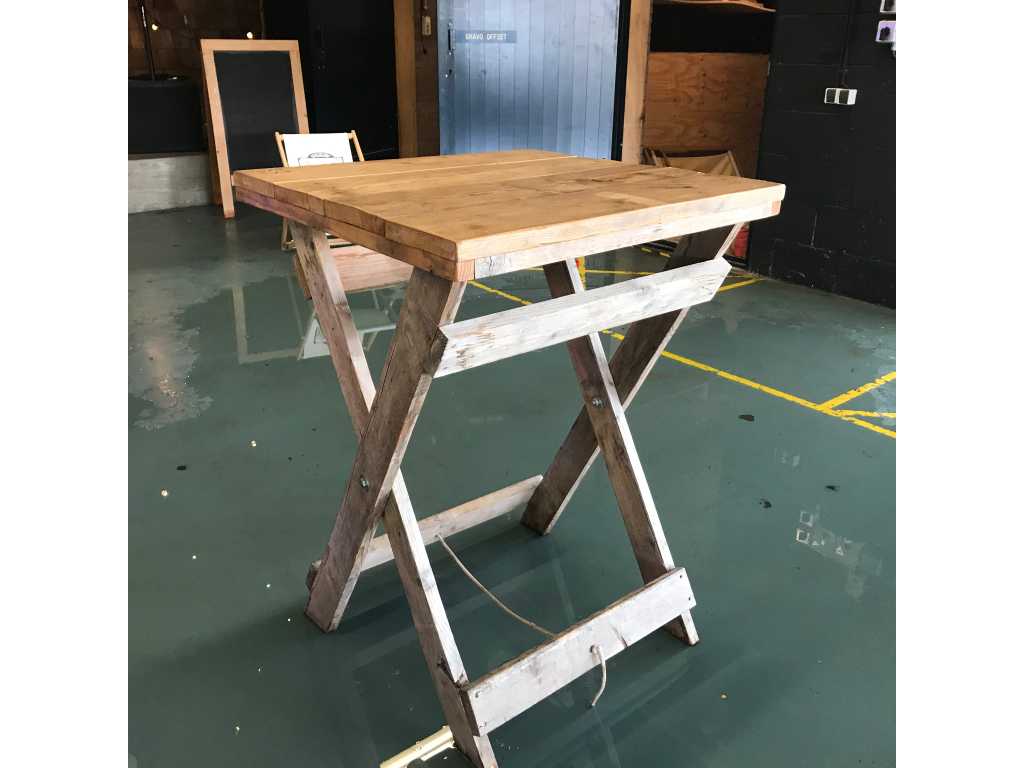 Collapsible standing table