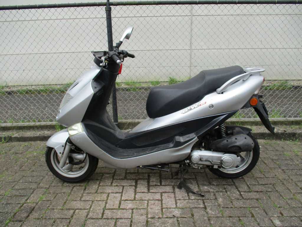 Kymco (scooter alleen bedoeld voor onderdelen) - Bromscooter - B&Win 50 2 Tact Liguid cooled - Scooter