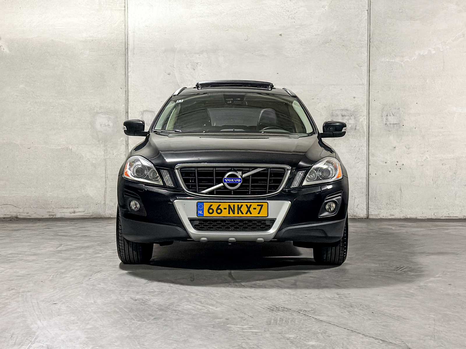 Volvo XC60 2.4 D5 AWD R-Design 205pk 2010, 66-NKX-7 