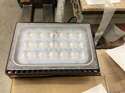 Versione ultraleggera da 100W con 15 pannelli LED e supporto in scatola di plastica