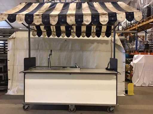 Bancarella con rubinetto per birra