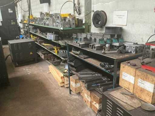 Rek met grote party tools