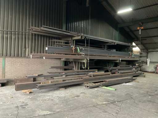 Calcio in metallo, (C)