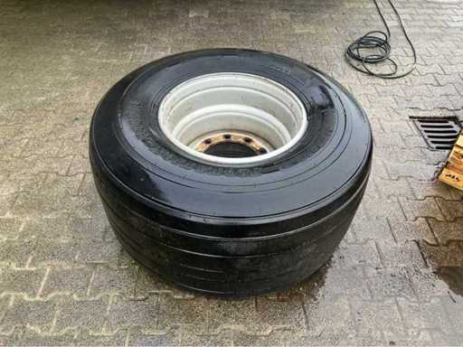 BKT 600/55-22.5 10 hole BKT Flotation - Rib 774 Tire on rim