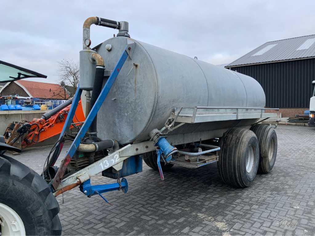 Record Water Truck with Vacuum Pump