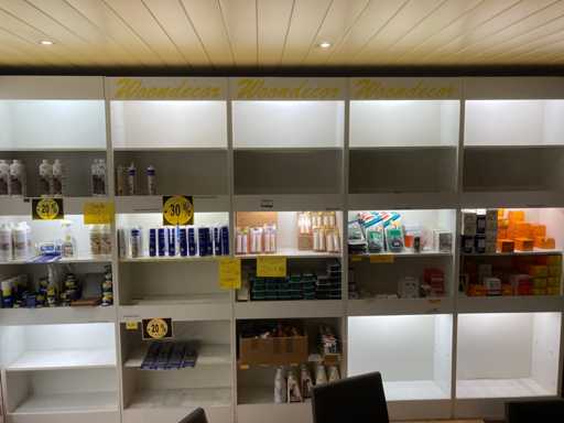 Restpartij olie, cleaners, laminaat kit, bevestigingsmateriaal enzovoorts