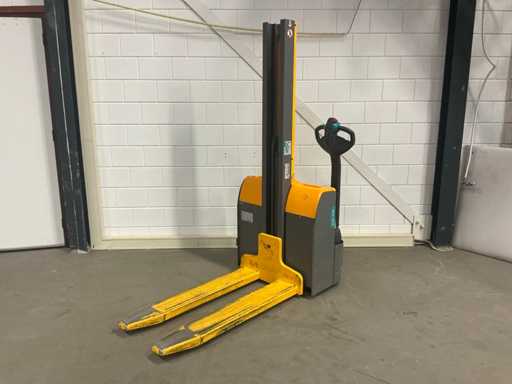 2016 Jungheinrich EMC 110 Stacker