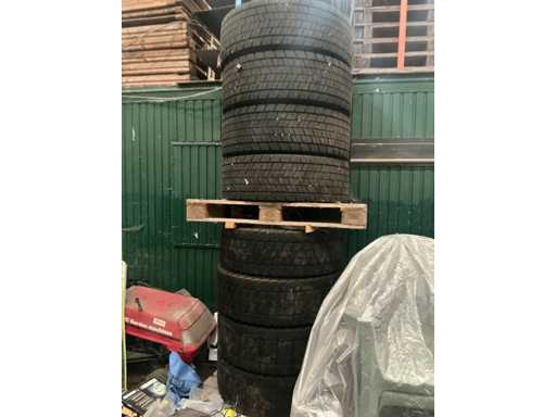 Truck tire (8x)
