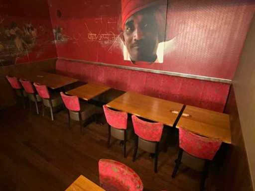 De Arend - Restaurantbank met 5 tafels en 7 stoelen