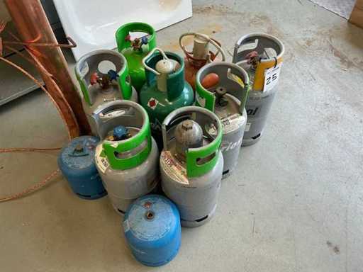 Veel gascilinders / koelmiddelcontainers (verschillend)