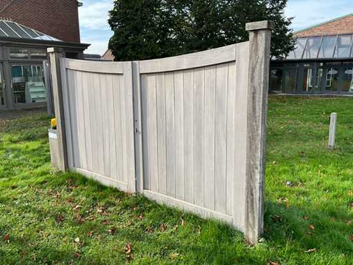 Poarta Curbat? a Gr?dinii Iroko